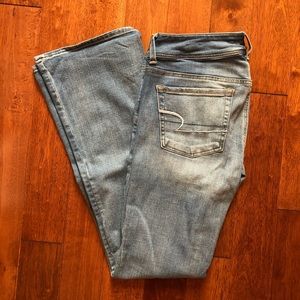 American Eagle Light Wash Kick Boot Jeans 💙